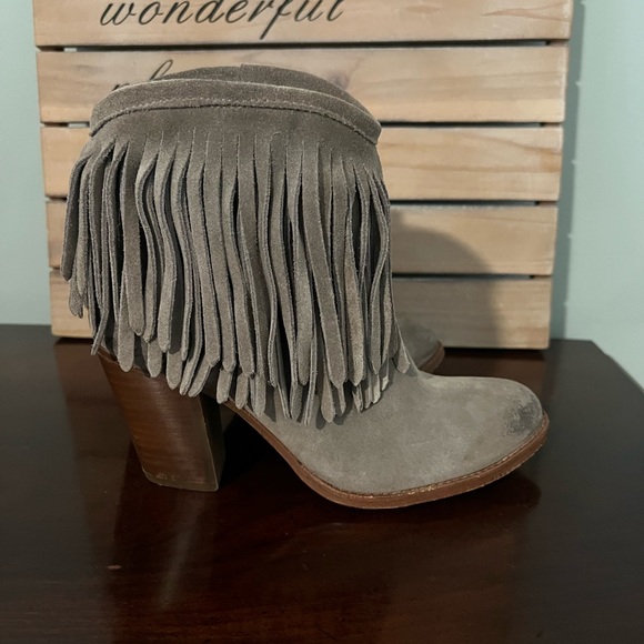 Frye Gray Fringe Short Boots size 6B Ilana Bootie Ankle Boot Western - Picture 2 of 13